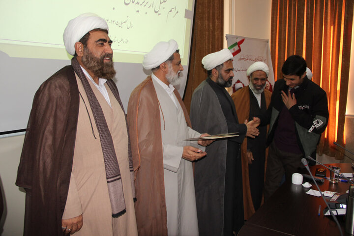 تصاویر / تجلیل از برگزیدگان مسابقات علمی استانی طلاب حوزه علمیه قزوین