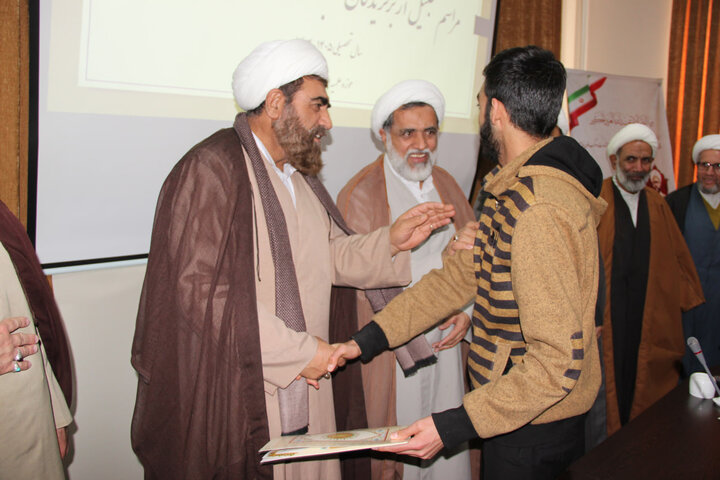 تصاویر / تجلیل از برگزیدگان مسابقات علمی استانی طلاب حوزه علمیه قزوین