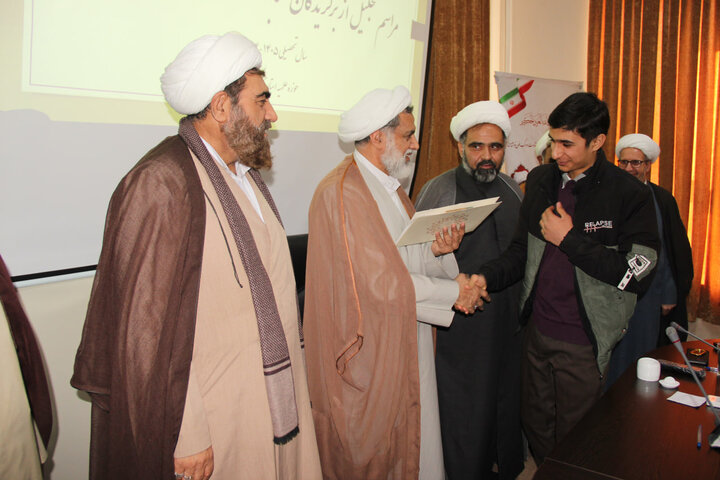 تصاویر / تجلیل از برگزیدگان مسابقات علمی استانی طلاب حوزه علمیه قزوین