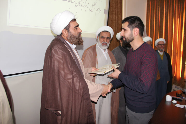 تصاویر / تجلیل از برگزیدگان مسابقات علمی استانی طلاب حوزه علمیه قزوین
