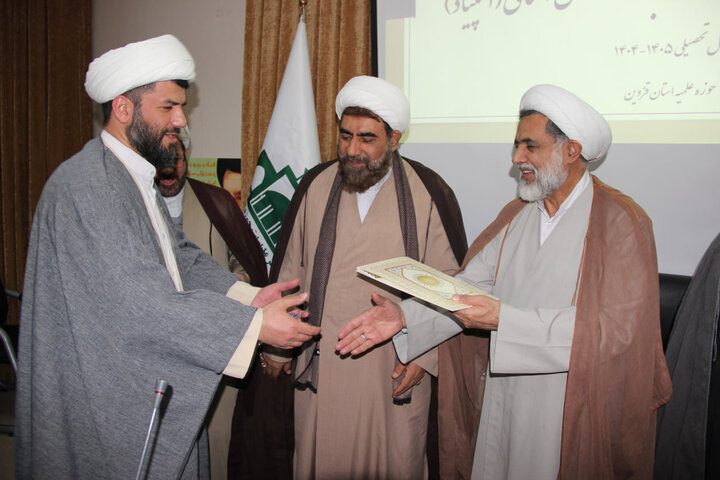 تصاویر / تجلیل از برگزیدگان مسابقات علمی استانی طلاب حوزه علمیه قزوین