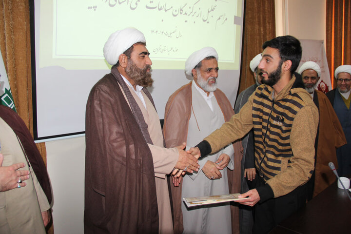 تصاویر / تجلیل از برگزیدگان مسابقات علمی استانی طلاب حوزه علمیه قزوین