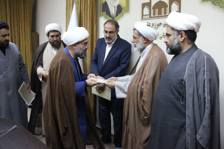 تصاویر / انعقاد تفاهم نامه بین حوزه علمیه استان قزوین وصدا وسیمای مرکز قزوین