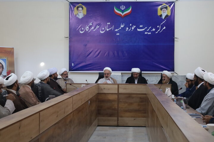 تصاویر/نشست صمیمی مدیران مدارس علمیه استان با مسئول حوزه مدیریت حوزه‌های علمیه کشور