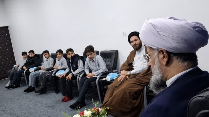 تصاویر/ دیدار دانش آموزان با امام جمعه خورموج