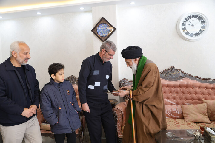 تصاویر / حضور نماینده ولی فقیه دراستان همدان در منزل شهید بخشیان