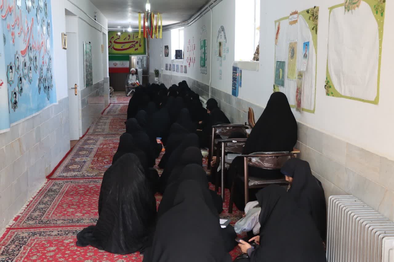 تجلیل امام جمعه اشکذر از مادران طلبه خانواده‌های پرجمعیت+تصاویر