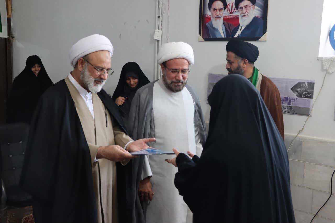 تجلیل امام جمعه اشکذر از مادران طلبه خانواده‌های پرجمعیت+تصاویر