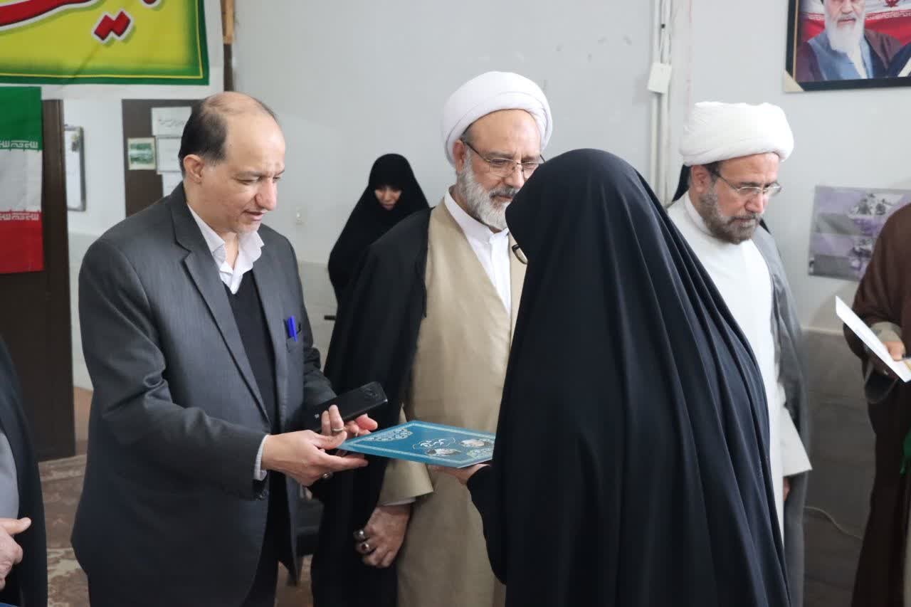 تجلیل امام جمعه اشکذر از مادران طلبه خانواده‌های پرجمعیت+تصاویر