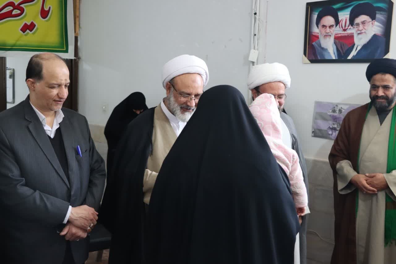 تجلیل امام جمعه اشکذر از مادران طلبه خانواده‌های پرجمعیت+تصاویر