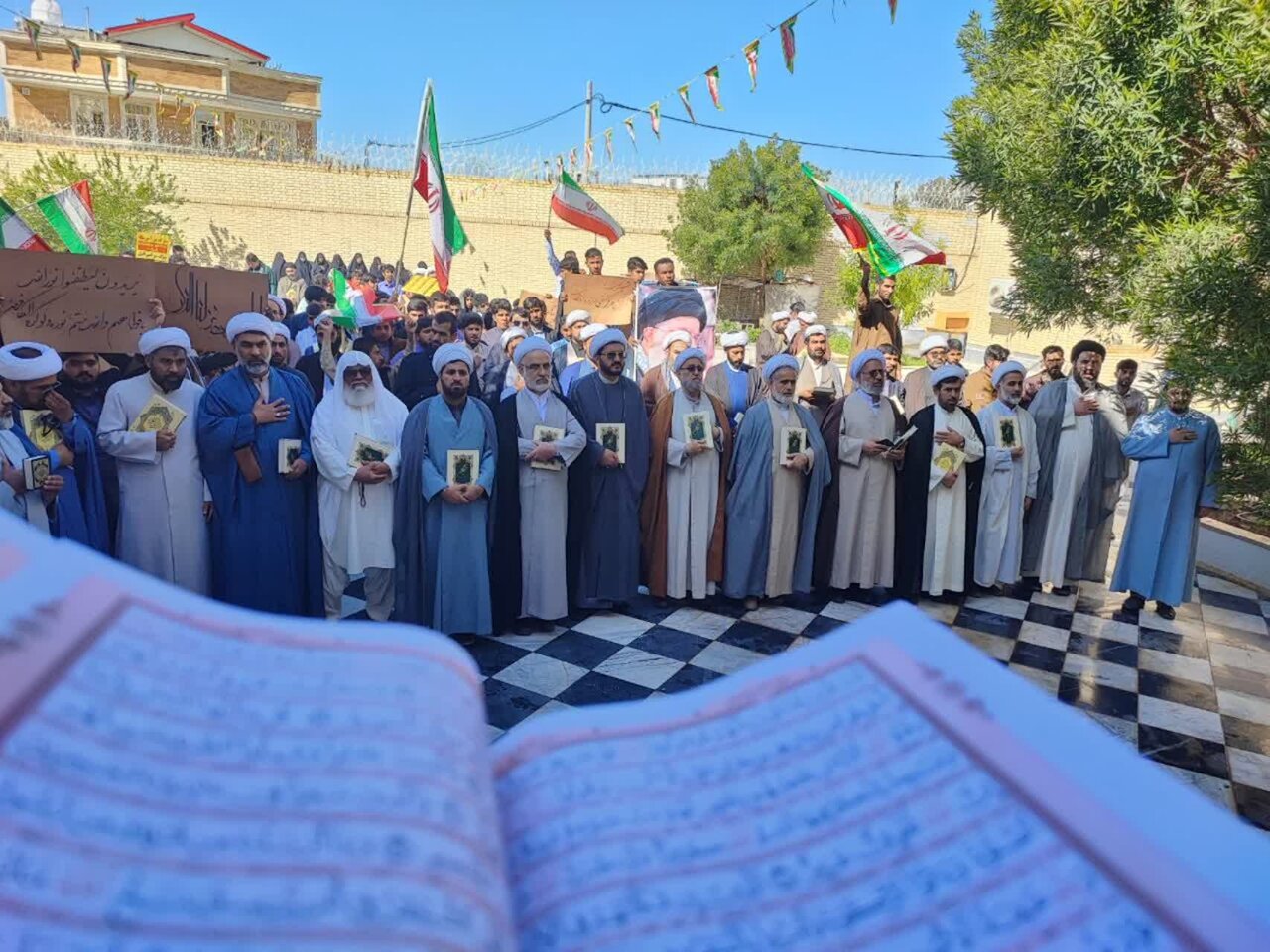 تصاویر/ خروش حوزویان ایرانشهر در پی هتک حرمت به ساحت مقدس قرآن کریم