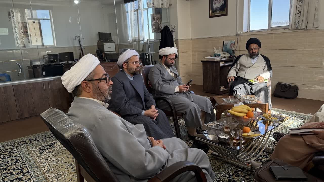 دیدار مدیر حوزه علمیه استان کرمان با کادر و اساتید حوزه علمیه امام حسن مجتبی(ع) شهرستان رفسنجان