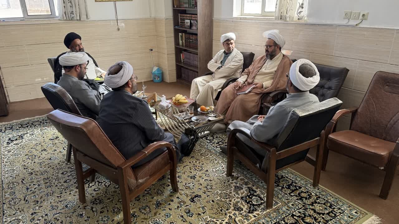 دیدار مدیر حوزه علمیه استان کرمان با کادر و اساتید حوزه علمیه امام حسن مجتبی(ع) شهرستان رفسنجان