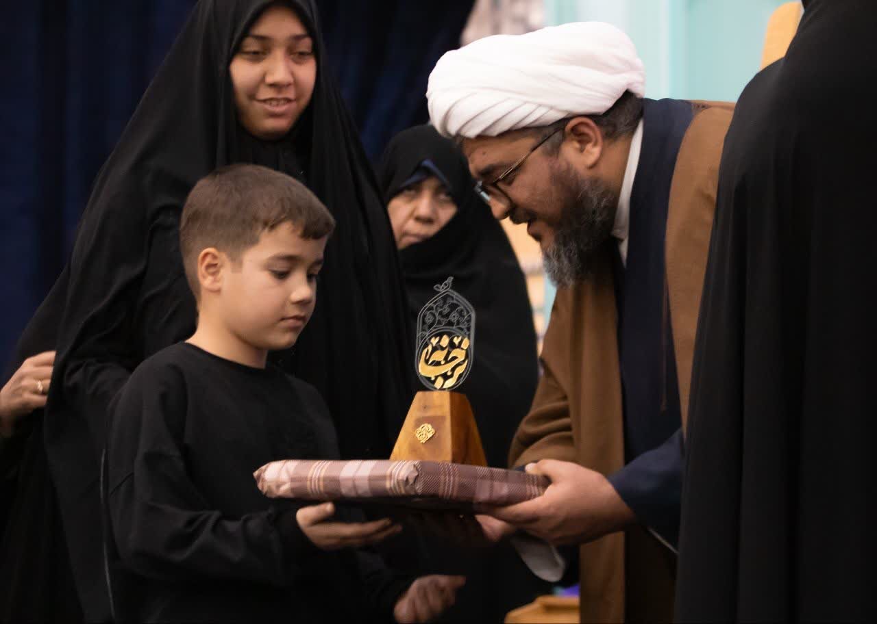 اهدای نشان «نرجسانه» به همسر سپهبد شهید «غلامعلی رشید»