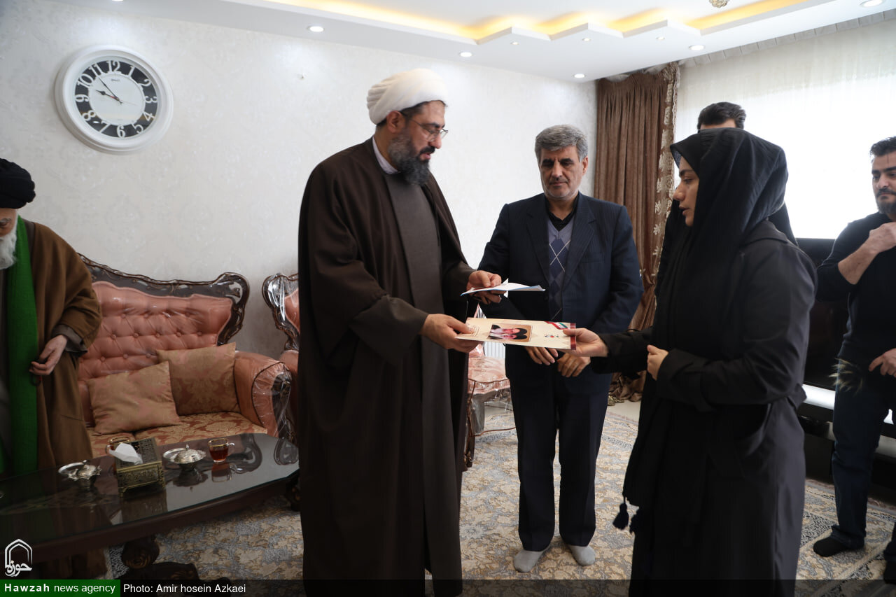 تصاویر / حضور نماینده ولی فقیه در استان و مدیر حوزه علمیه همدان در منزل شهید بخشیان