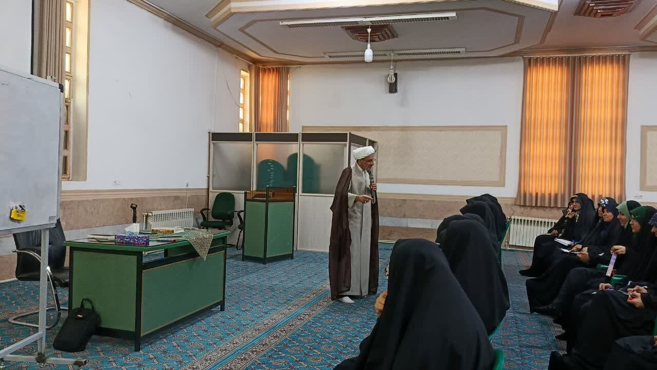 تصاویر جلسه اخلاق در ندرسه علمیه حضرت زینب(س)کرمان