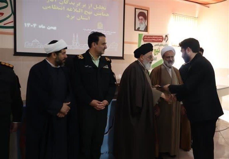 مراسم تجلیل از برگزیدگان همایش تخصصی نهجالبلاغه انتظامی استان +تصاویر