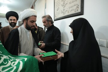 تکریم خانواده شهید ناصری با حضور تولیت و خادمین حرم مطهر موسی مبرقع(ع) و اهالی رسانه