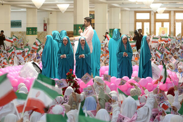 فیلم | جشن تکلیف دوهزار نفری دختران در حرم کریمه اهل بیت(ع)