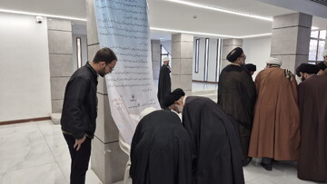 تصاویر/ امضای طومار طلاب و اساتید مدارس علمیه کاشان در محکومیت اغتشاشات اخیر