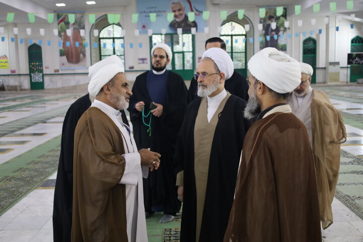 تصاویر/ مراسم غبارروبی شهدای بندرعباس با حضور آیت الله اعرافی