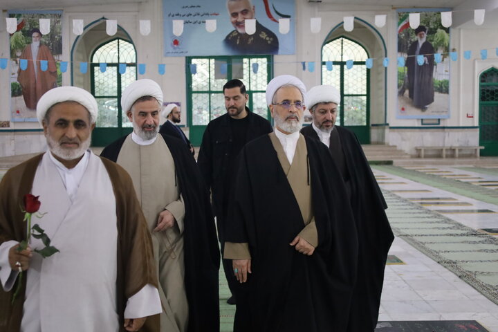 تصاویر/ مراسم غبارروبی شهدای بندرعباس با حضور آیت الله اعرافی