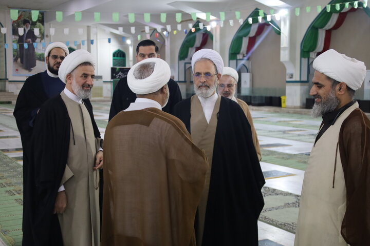 تصاویر/ مراسم غبارروبی شهدای بندرعباس با حضور آیت الله اعرافی