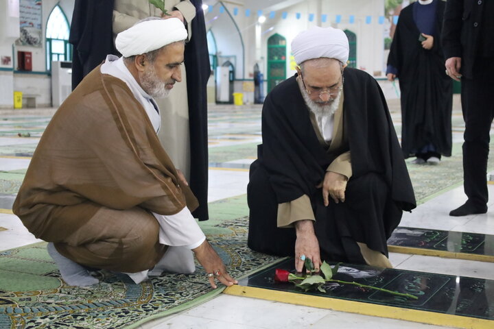 تصاویر/ مراسم غبارروبی شهدای بندرعباس با حضور آیت الله اعرافی