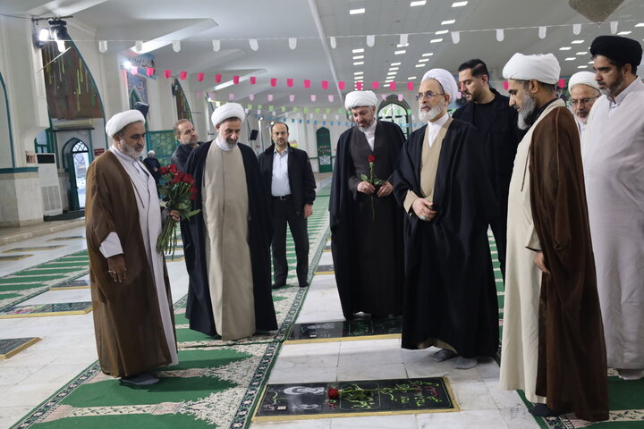 تصاویر/ مراسم غبارروبی شهدای بندرعباس با حضور آیت الله اعرافی