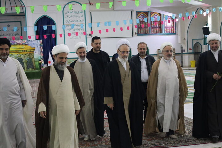 تصاویر/ مراسم غبارروبی شهدای بندرعباس با حضور آیت الله اعرافی