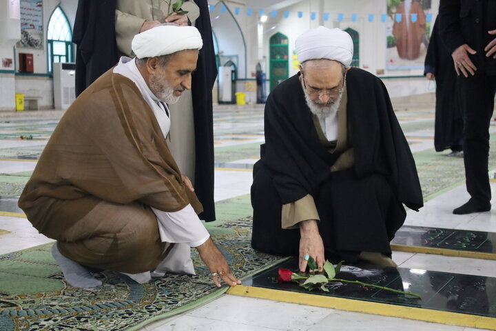 تصاویر/ مراسم غبارروبی شهدای بندرعباس با حضور آیت الله اعرافی