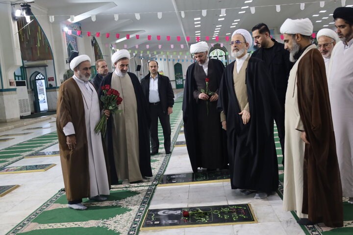 تصاویر/ مراسم غبارروبی شهدای بندرعباس با حضور آیت الله اعرافی