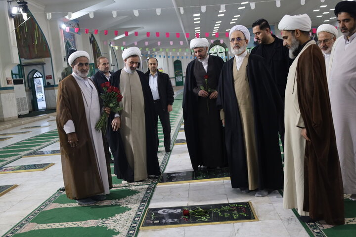 تصاویر/ مراسم غبارروبی شهدای بندرعباس با حضور آیت الله اعرافی