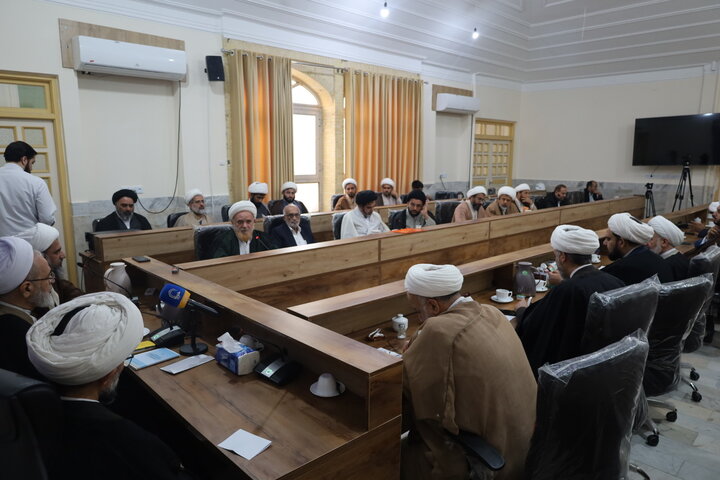 تصاویر/دیدار مدیر حوزه های علمیه با مدیران مدارس علمیه و کادر مرکز مدیریت