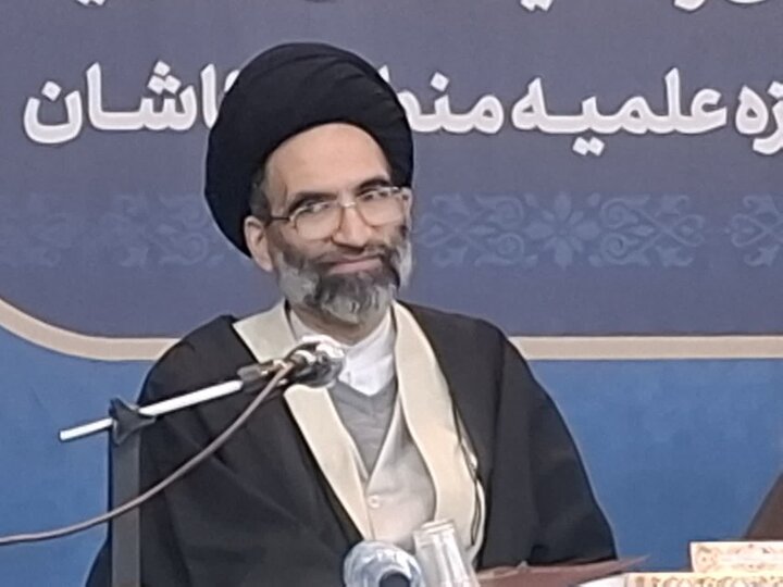 تصاویر/نشست دبیرشورای عالی حوزه های علمیه کشور با مدیران، معاونان ونماینگان مدارس علمیه حوزه علمیه منطقه کاشان