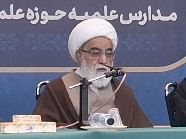 تصاویر/نشست دبیرشورای عالی حوزه های علمیه کشور با مدیران، معاونان ونماینگان مدارس علمیه حوزه علمیه منطقه کاشان