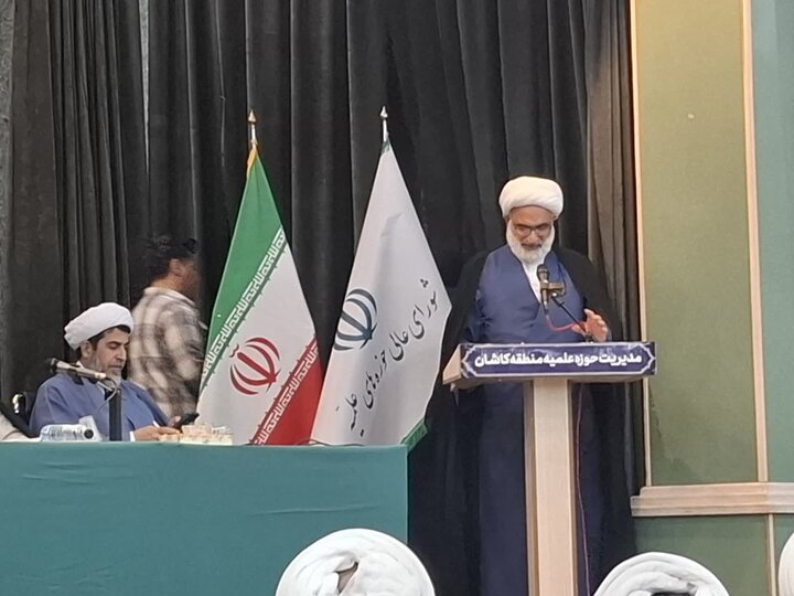 تصاویر/نشست دبیرشورای عالی حوزه های علمیه کشور با مدیران، معاونان ونماینگان مدارس علمیه حوزه علمیه منطقه کاشان