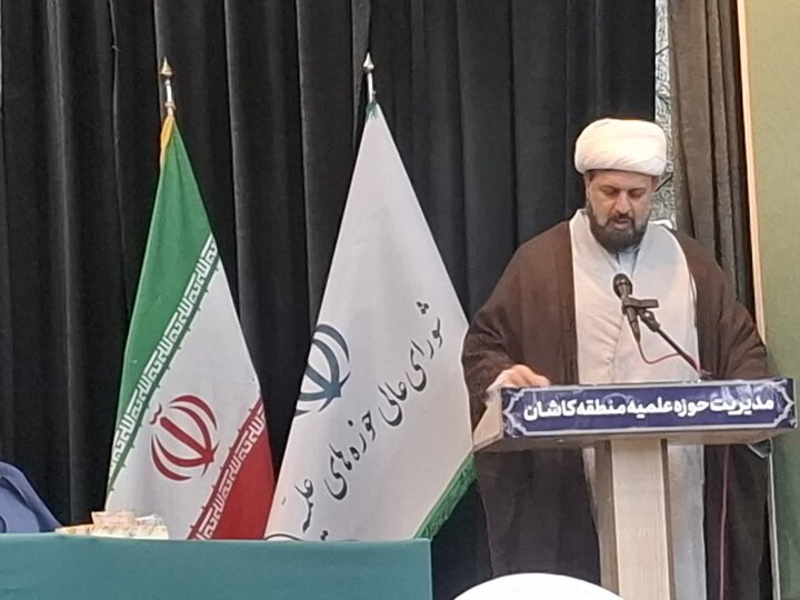 تصاویر/نشست دبیرشورای عالی حوزه های علمیه کشور با مدیران، معاونان ونماینگان مدارس علمیه حوزه علمیه منطقه کاشان