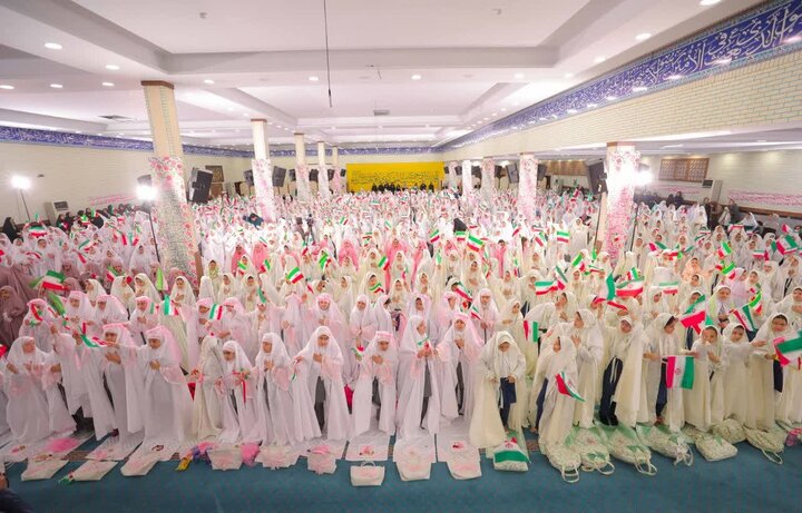 تصاویر/ مراسم جشن تکلیف ۱۱۰۰ نفری دختران ساوجبلاغ