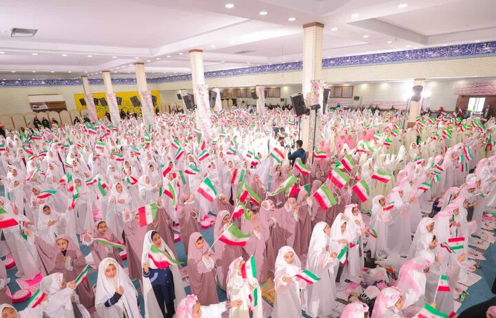 تصاویر/ مراسم جشن تکلیف ۱۱۰۰ نفری دختران ساوجبلاغ