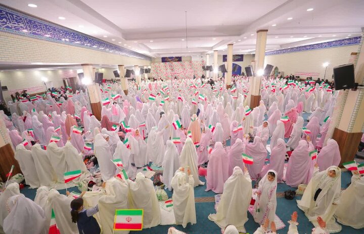 تصاویر/ مراسم جشن تکلیف ۱۱۰۰ نفری دختران ساوجبلاغ