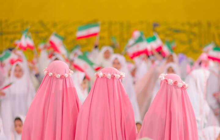 تصاویر/ مراسم جشن تکلیف ۱۱۰۰ نفری دختران ساوجبلاغ