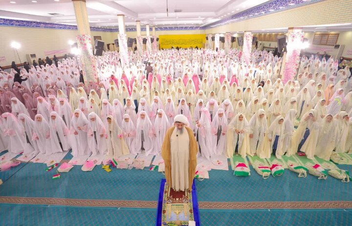 تصاویر/ مراسم جشن تکلیف ۱۱۰۰ نفری دختران ساوجبلاغ