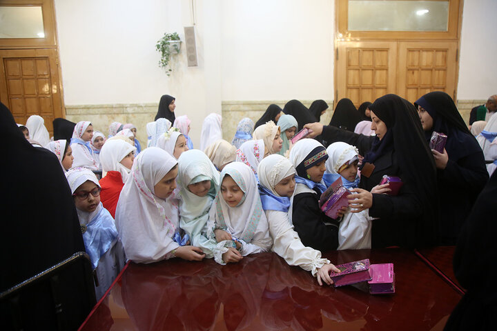 برپایی جشن تکلیف ۲ هزار دختر ۹ ساله در حرم کریمه اهل بیت(س)