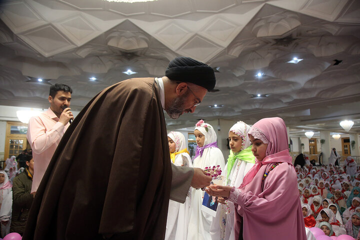 برپایی جشن تکلیف ۲ هزار دختر ۹ ساله در حرم کریمه اهل بیت(س)
