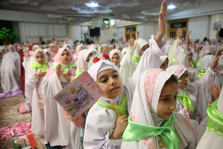 برپایی جشن تکلیف ۲ هزار دختر ۹ ساله در حرم کریمه اهل بیت(س)