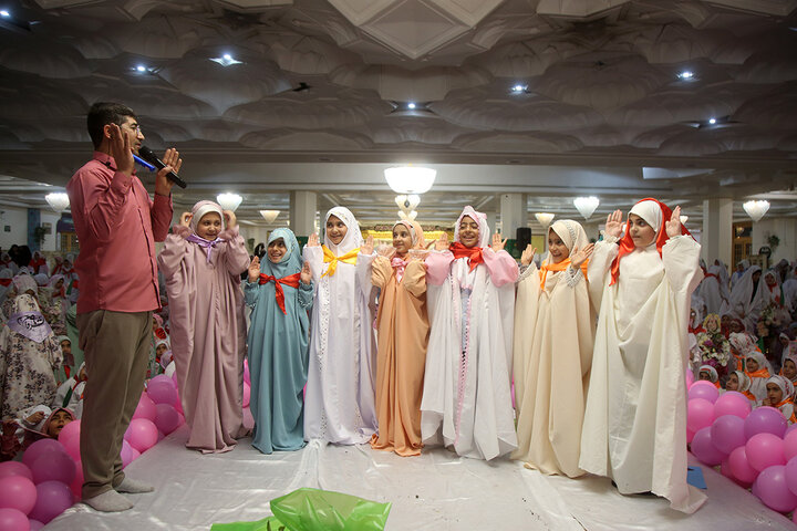 برپایی جشن تکلیف ۲ هزار دختر ۹ ساله در حرم کریمه اهل بیت(س)