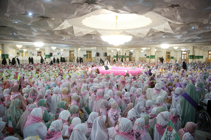 برپایی جشن تکلیف ۲ هزار دختر ۹ ساله در حرم کریمه اهل بیت(س)