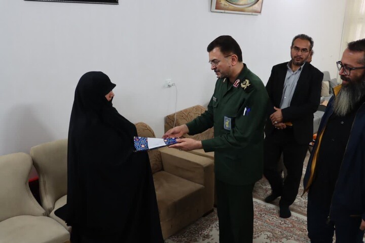 تصاویر/ دیدار فرمانده سپاه استان سمنان با خانواده شهیدان امنیت حجت‌الله نصرتی و حسین حمامیان در شاهرود