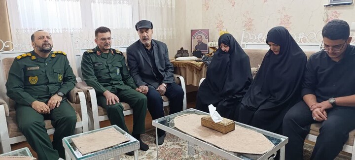 تصاویر/ دیدار فرمانده سپاه استان سمنان با خانواده شهیدان امنیت حجت‌الله نصرتی و حسین حمامیان در شاهرود